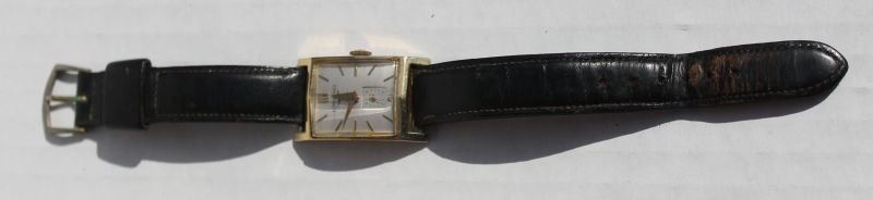 Fine men's Longines 14k gold wristwatch on leather band: Fine men's Longines 14k gold wristwatch on leather band