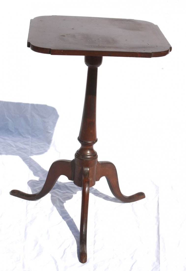 period Federal late 18th/early 19thC mahog candlestand: period Federal late 18th/early 19thC mahog candlestand w shaped corner top & wonderfully turned shaft - 27" tall