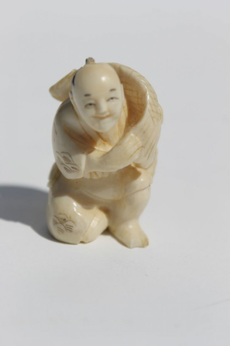 Asian carved ivory netsuke of a fisherman - 1 1/2": Asian carved ivory netsuke of a fisherman - 1 1/2"