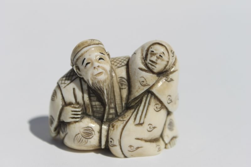 Asian carved ivory netsuke of a man & woman - 1 1/2" -: Asian carved ivory netsuke of a man & woman - 1 1/2" - sgnd