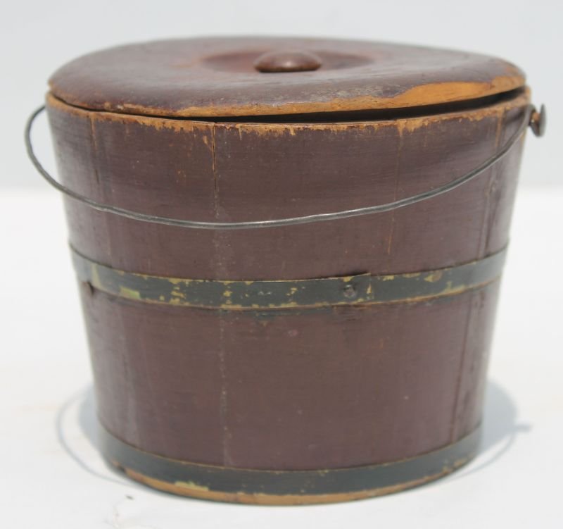 rare New England iron bail handled pine ca 1850 lidded: rare New England iron bail handled pine ca 1850 lidded Shaker berry bucket in orig Indian Red dry painted surfaces w dry painted brass bands - Classic form w dovetailed joint staves plus lid w indente