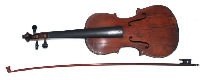 antique violin in case w bow: antique violin in case w bow