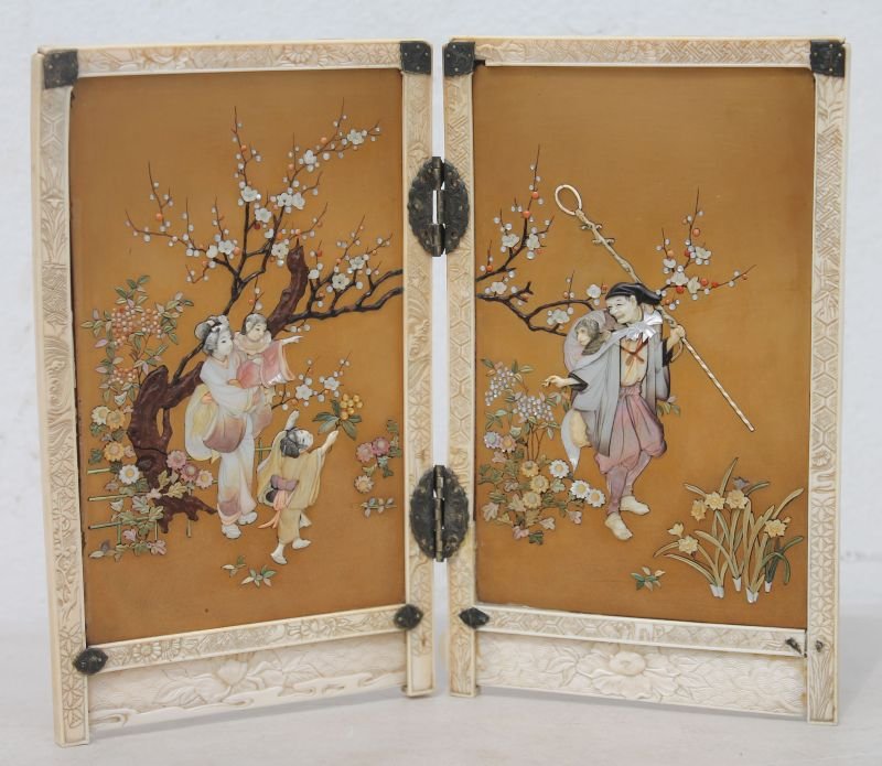Fine early Meiji period (1880-1890) Shibayama 2 panel t: Fine early Meiji period (1880-1890) Shibayama 2 panel table screen in carved ivory, M.O.P. & lacquer decorated on the kinjo ground w the monkey trainer leaving his family, rendered in togidashi and mu