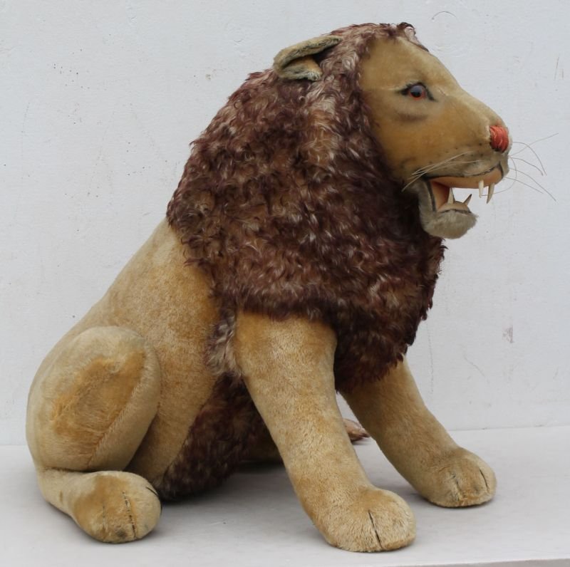 very large Steiff lion - 29" tall x 32" long: very large Steiff lion - 29" tall x 32" long