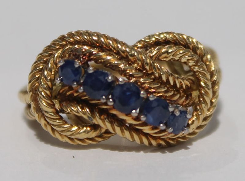 Beautiful Tiffany 18k yellow gold & sapphire knot motif: Beautiful Tiffany 18k yellow gold & sapphire knot motif ring (6.6 grams)