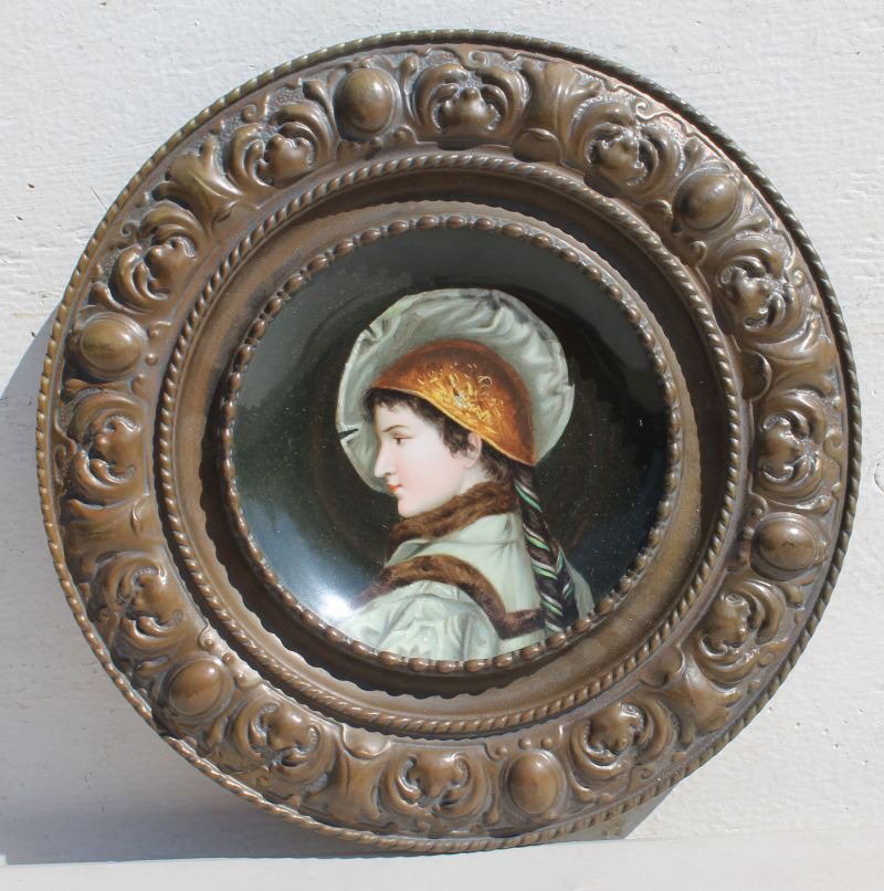 Very pretty hand painted porcelain plate depicting a (1 of 5)