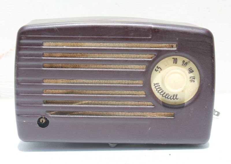 Sears & Roebuck Pressed Steel Table Top Radio- 5 1/2": Sears & Roebuck Pressed Steel Table Top Radio- 5 1/2" tall x 8" wide x 4" deep