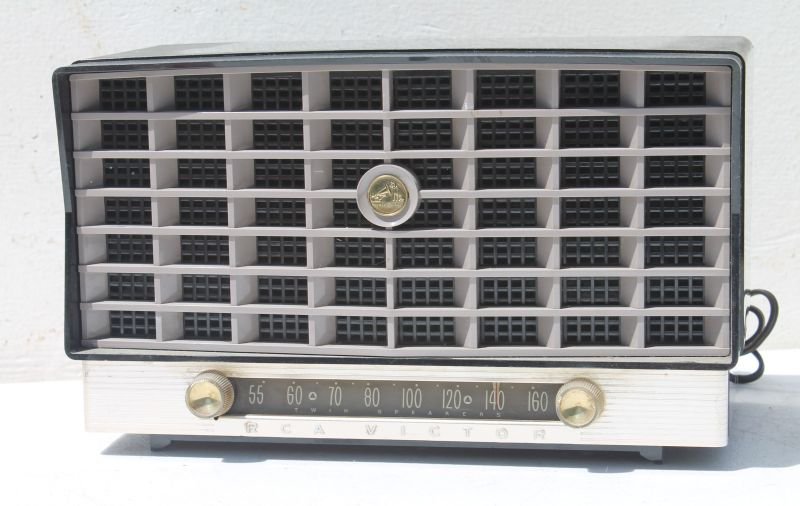 RCA Victor Hard Plastic Case Table Top Radio- 8 1/2" (1 of 6)