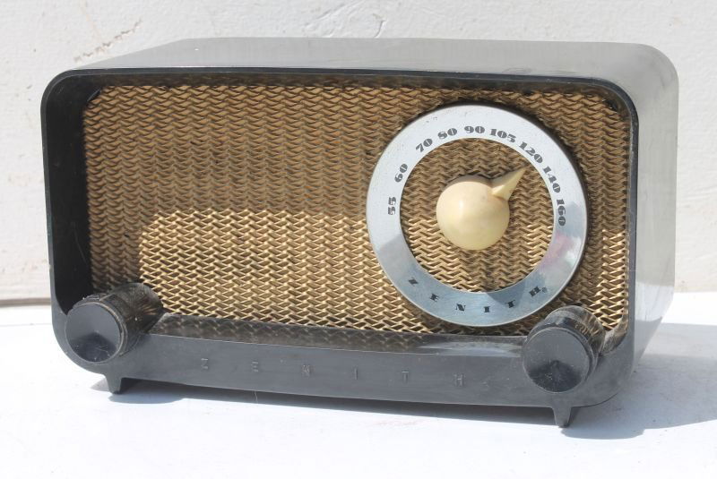 Zenith Bakelite Case Table Top Radio- 7" tall x 12" (1 of 4)