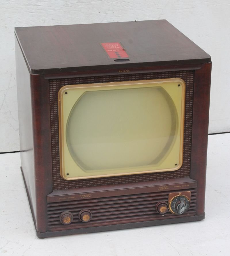 "The Exclusive Philco Built In Aerial System" cabinet (1 of 8)
