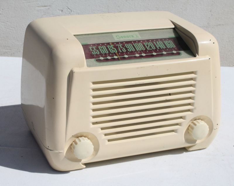 ca 1946 Sonora Model RBU-176 radio -  7" tall x 6 1/4" (1 of 5)