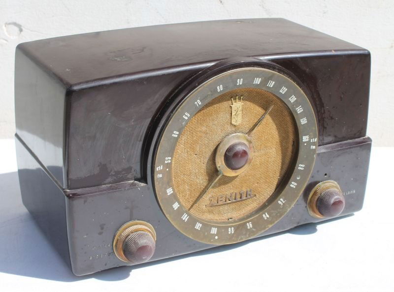 Zenith Model S-14128 Radio - 8 1/4" tall x 7 1/2" deep (1 of 4)