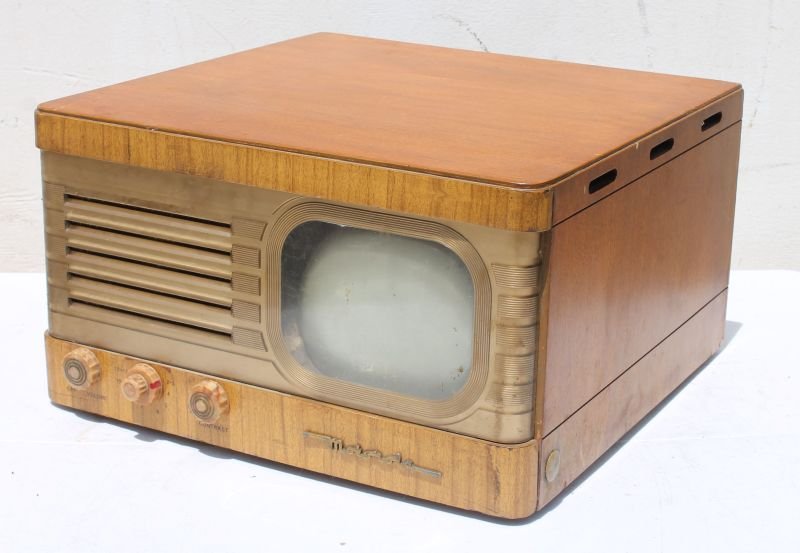 Motorola "Golden View" television set -  9"x17"x16 1/2" (1 of 6)