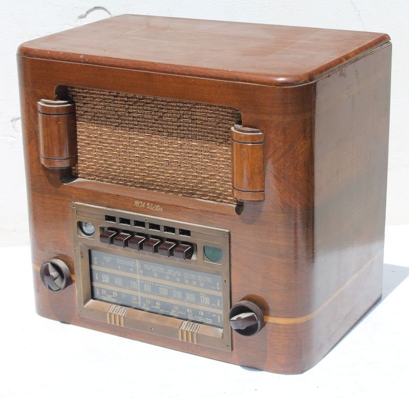 RCA Victor table top radio Model T65 - 12"x15"x9 1/4" (1 of 7)