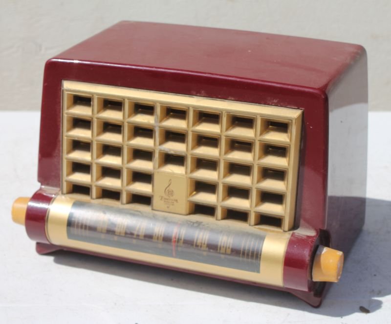 Emerson red table top radio Model 636A - 6"x8 1/2"x4 (1 of 4)