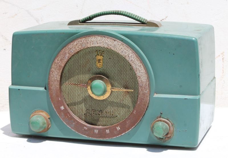 Bakelite Cased Zenith Table Top Radio - 9" tall x 15" (1 of 3)