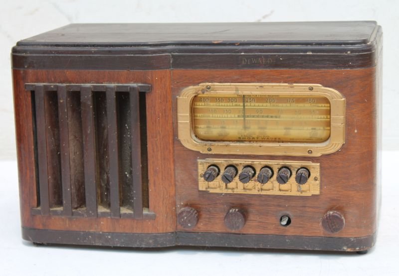 DeWald Table Top Radio Bakelite Knobs - 9" tall x 15 (1 of 4)