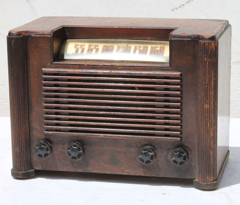 Emerson Table Top Radio Bakelite Knobs - 8 1/4" tall x (1 of 4)