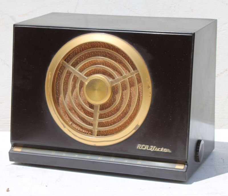 RCA Victor Bakelite Case Table Top Radio - 9 1/4" tall (1 of 5)
