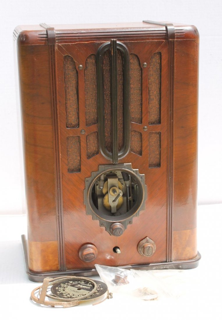 Table Top Zenith Radio - as is- in need of restoration (1 of 2)