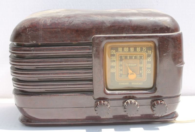 Crosley Bakelite Table Top Radio w/ Bakelite Knobs - 7 (1 of 4)