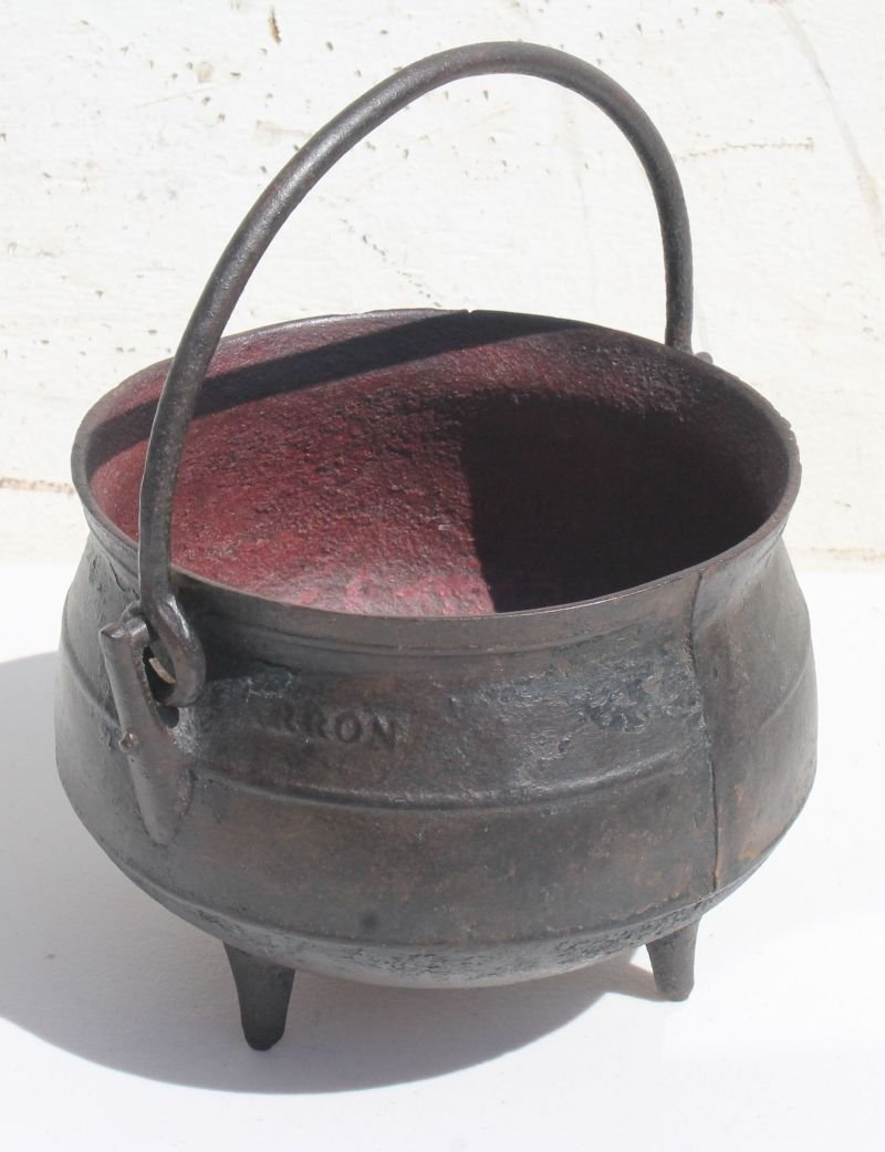 Fine 18thC cast iron ftd pot w bail handle sgnd Carron