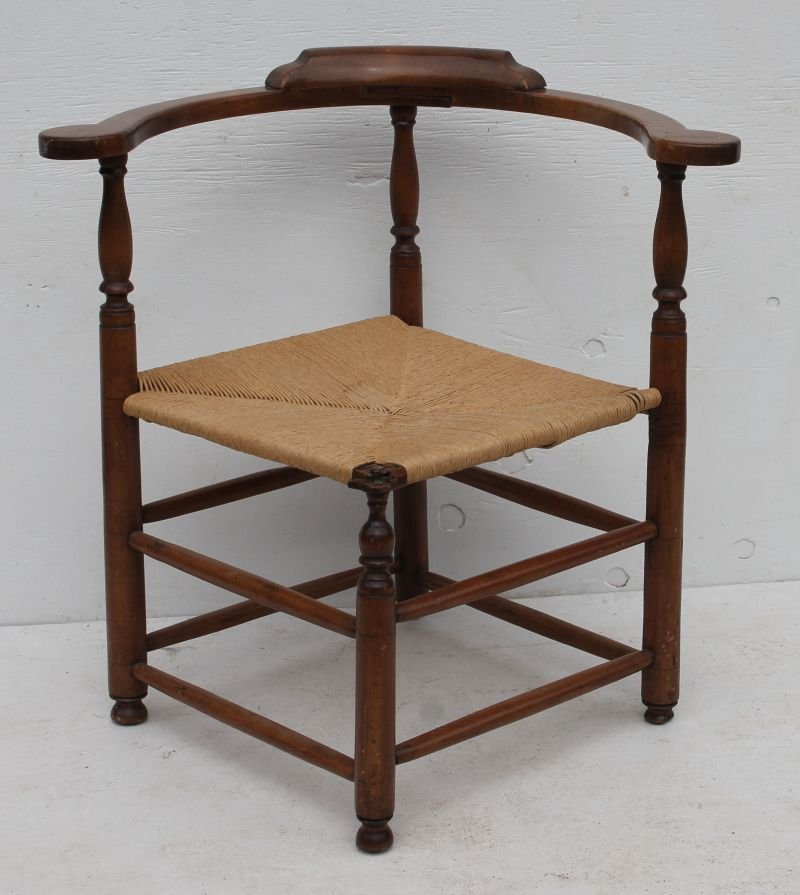 ca1730-40 Wm & Mary period CT maple & ash corner chair (1 of 4)