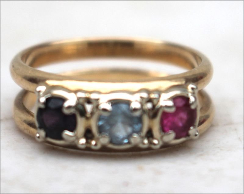 Very pretty 14k gold 3 gem stone mother's ring - (ruby, (1 of 1)