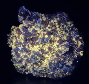 Rare Fluorescent Barite, Cerussite and Galena Formation