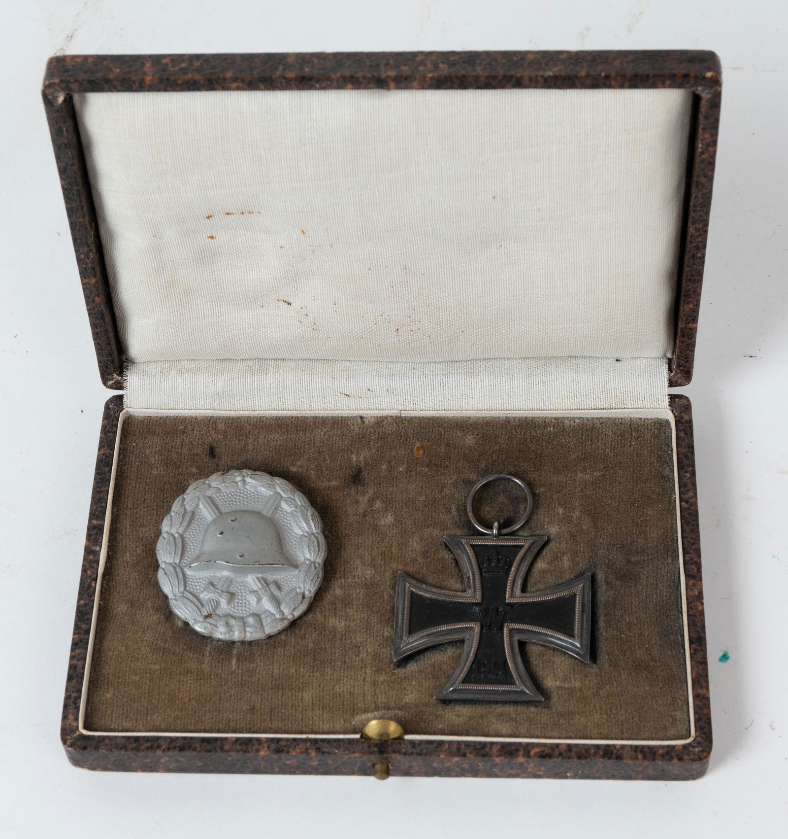 Cased WWI German Iron Cross 2nd Class and a WWII Wound Badge. (1 of 10)