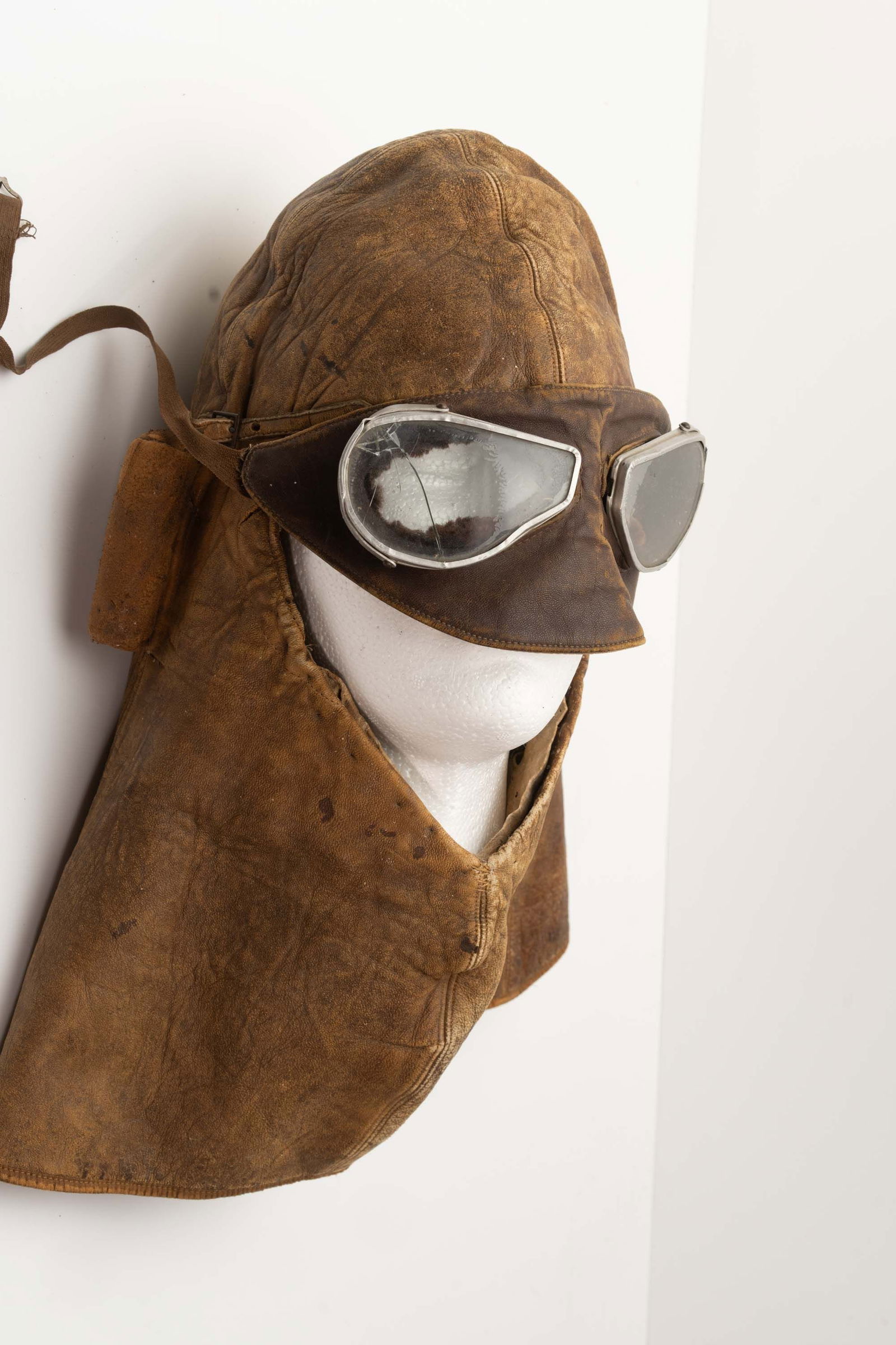 WWI English Pilots Flight Helmet with Goggles. (1 of 6)