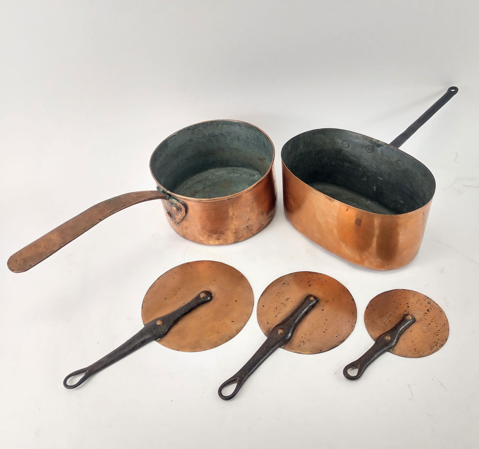 Antique Copper Pan and Lid Grouping. (1 of 7)