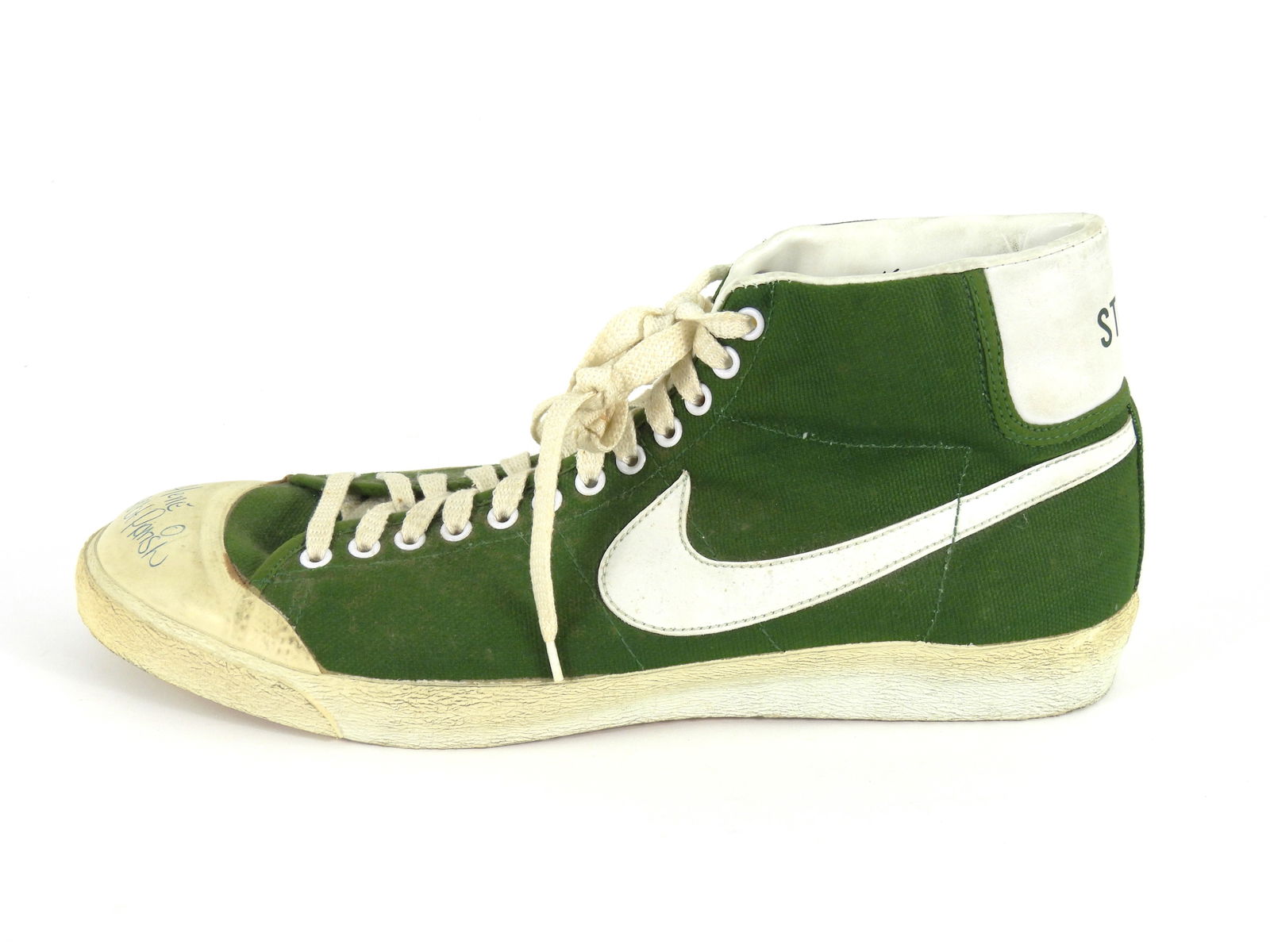 Robert Parish Signed Vintage Nike Blazer Shoe (1 of 8)