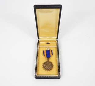 U.S. Boxed Air Medal With Button Hole Device