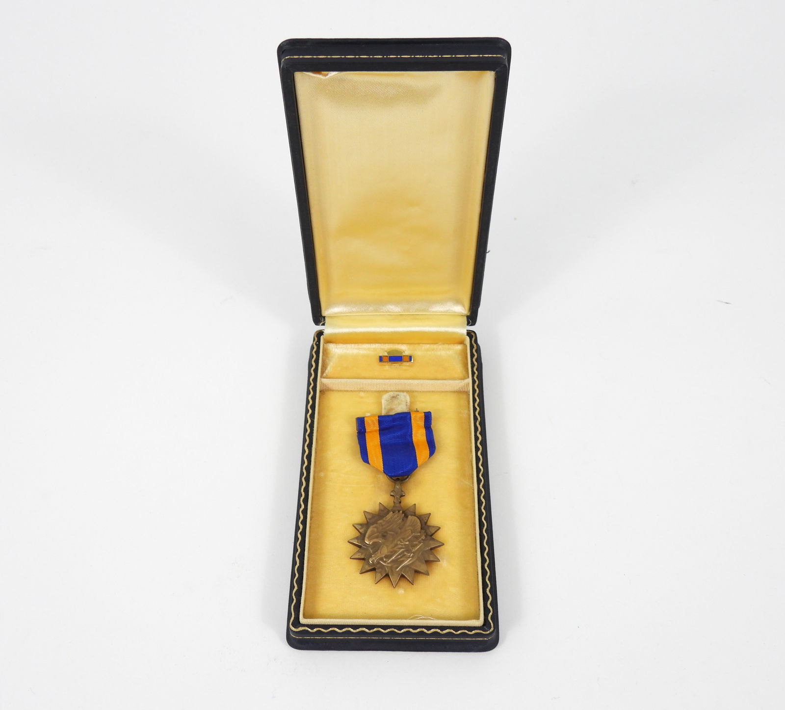 U.S. Boxed Air Medal With Button Hole Device