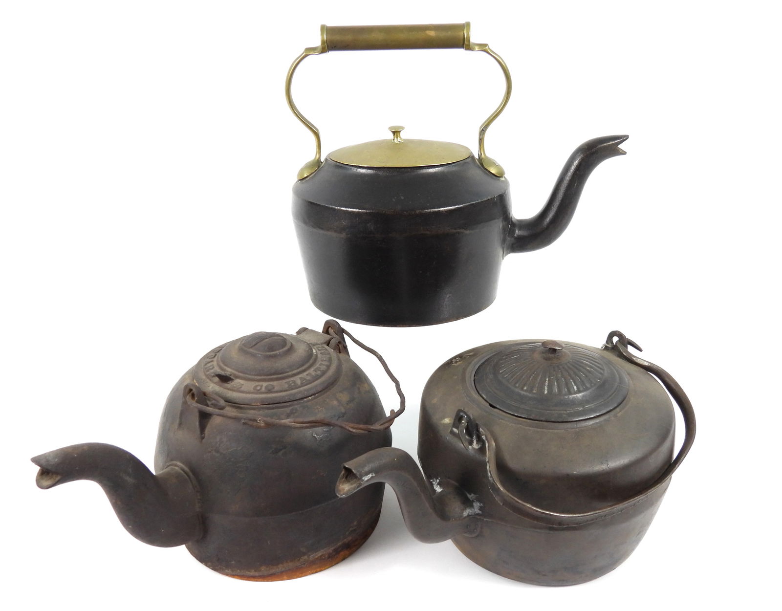 3PC American Cast Iron Tea Kettles: United States, Late 19th-Early 20th Century, Cast iron. Includes an I. A. Sheppard & Co. kettle, a J&J Siddons No. 3 kettle with a brass lid and handle, and an unmarked cast iron kettle. Smallest appr
