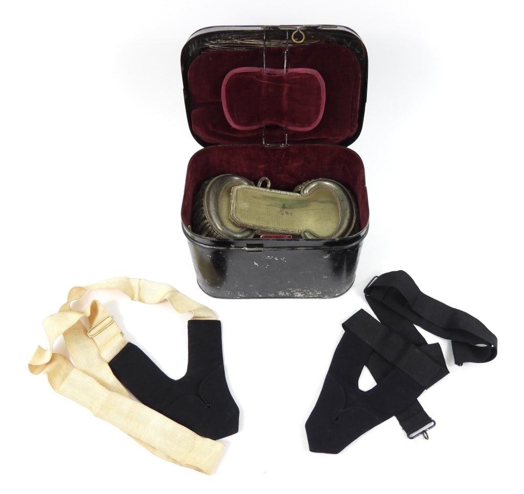 Cased Officer's Epaulets (1 of 9)