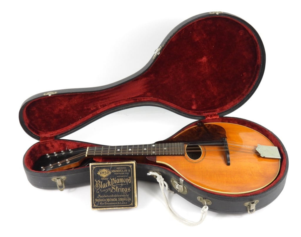 Vintage 1915 Gibson Style A Mandolin & Case (1 of 14)