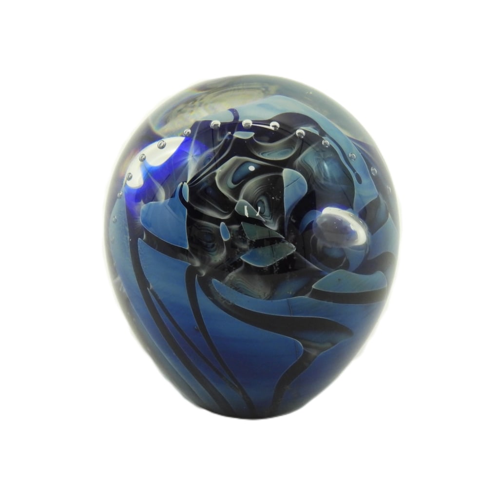 Robert Eickholt Signed Paper Weight: Lovely art glass cobalt floral bubble pattern signed on the bottom "Eickholt 1985" Measures 3-1/4" high.