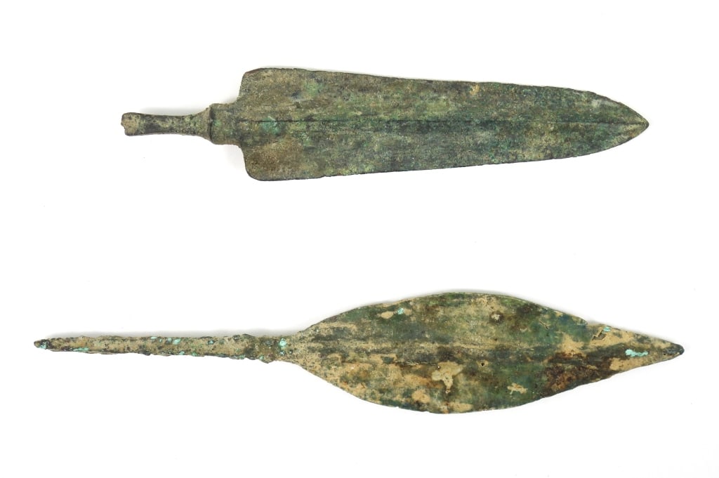 2 Ancient Mid Rib Bronze Points: Leaf type that measures 5" x 1" wide and a Type V that measures 4" x 13/16" wide.