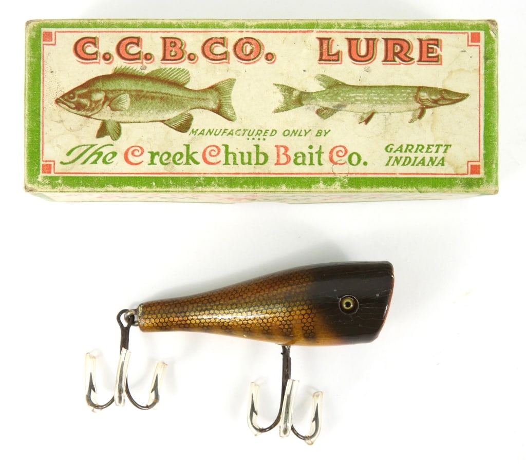 Creek Chub Bait Co. 3200 Lure W-Box: Appears to be the glass eye Pikie Scale Plunker that measures 3". Has Hook guards. Red paint loss at front mount and several hook chips on body.