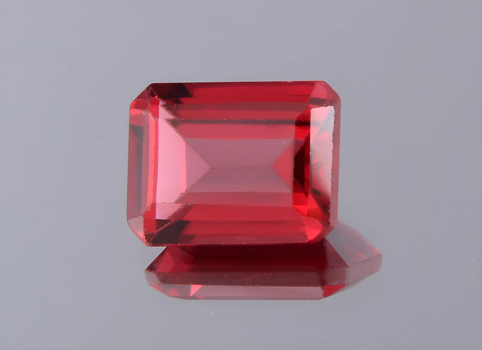 Lovely 1.85 Cts Natural Almandine Garnet: Gemstone : Natural Almandine GarnetShape and cut : Rectengular Cushion CutOrigin : AfricaWeight : 1.85 caratsMeasurements : 8x6 mm, Color : RedTransprancy : TransparentTreatment : No TreatmentClarity 