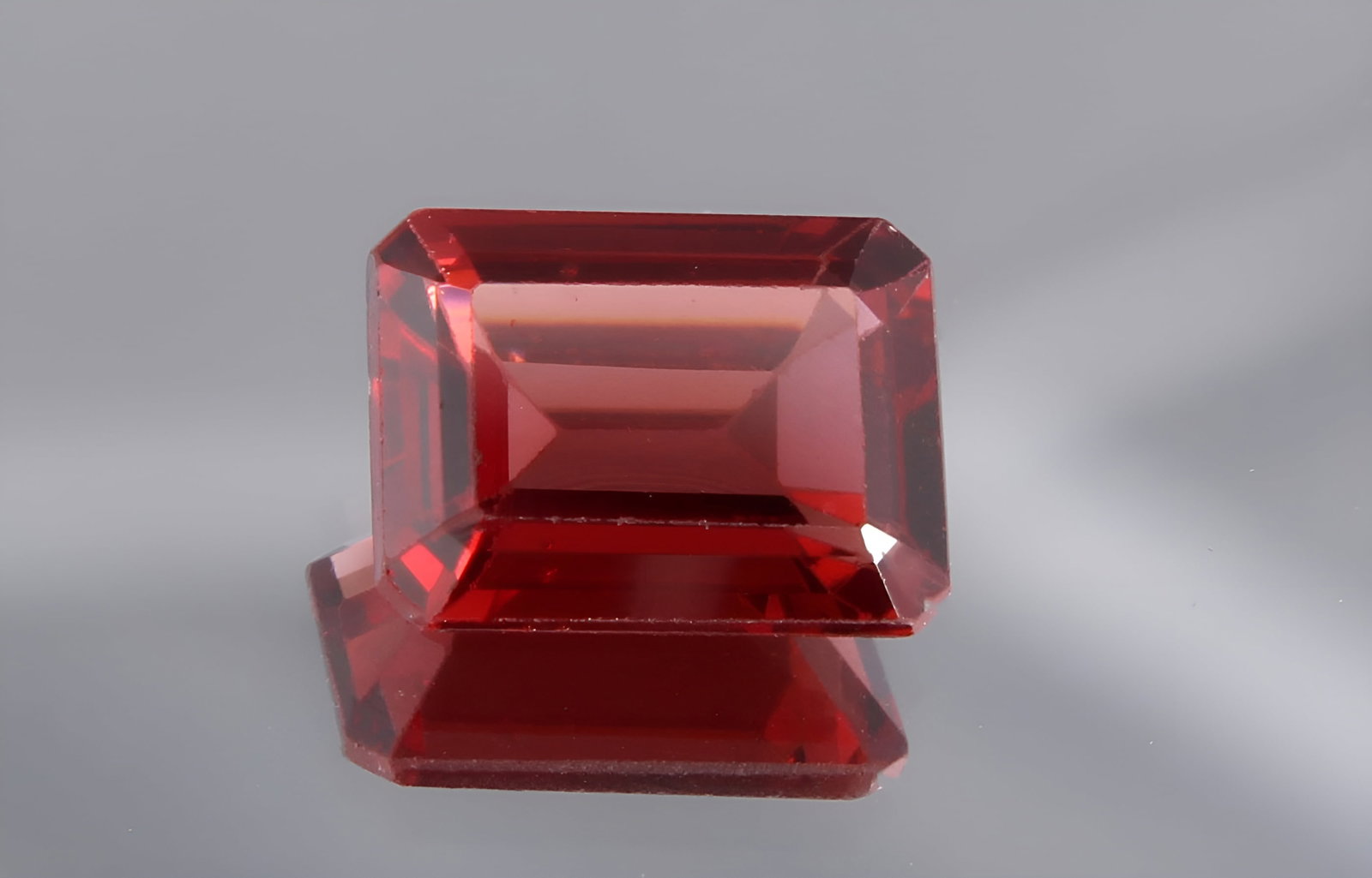 AAA 1.54 Cts Natural Almandine Garnet: Gemstone : Natural Almandine GarnetShape and cut : Rectengular Cushion CutOrigin : AfricaWeight : 1.54 caratsMeasurements : 7.70x5.81x3.12 mm, Color : RedTransprancy : TransparentTreatment : No Treatm