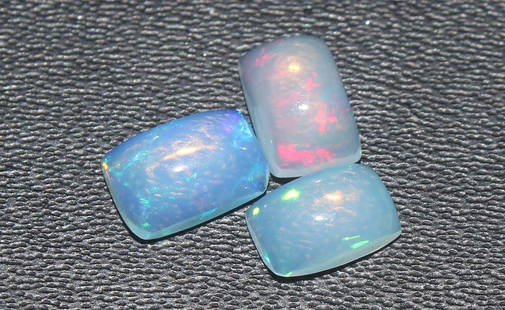 Gorgeous 1.45 Cts Natural Ethiopian Opal Set: Gemstone : Natural Ethiopian OpalShape and cut : Rectengular CabochonWeight : 1.45 CaratsMeasurements : 7x5 mm, 6.30x4.31x2.55 mmColor : WhiteNumber of Stone : 3Transparency : TranslucentTreatment : N