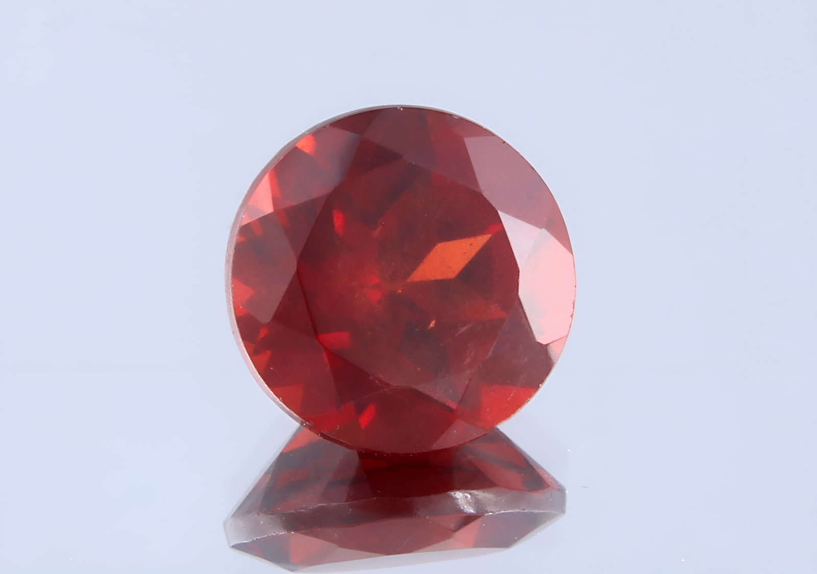 AAA 1.58 Cts Natural Almandine Garnet: Gemstone : Natural Almandine GarnetShape and cut : Round CutOrigin : AfricaWeight : 1.58 caratsMeasurements : 7x7 mm , Color : RedTransprancy : TransparentTreatment : No TreatmentClarity : VVS