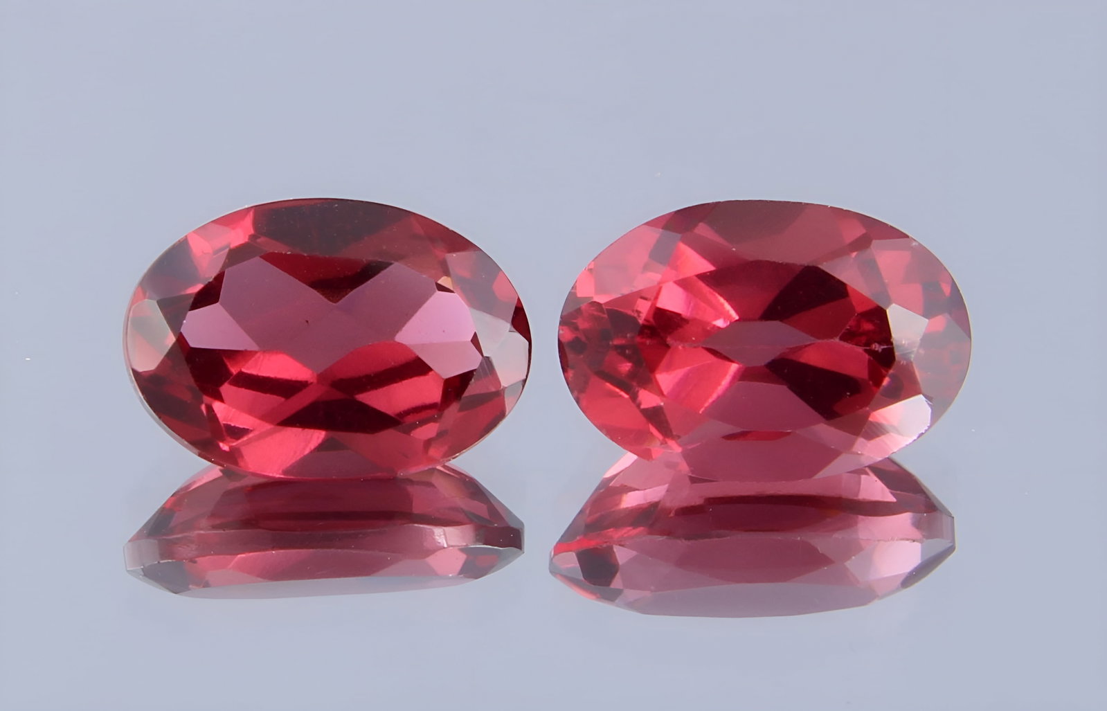AAA 1.67 Cts Natural Almandine Garnet Set: Gemstone : Natural Almandine GarnetShape and cut : Oval CutOrigin : AfricaWeight : 1.67 caratsMeasurements : 6.85x4.67x3.29 mm , 6.77x4.74x2.70Color : RedNumber of Stone : 2Transprancy : TransparentTr