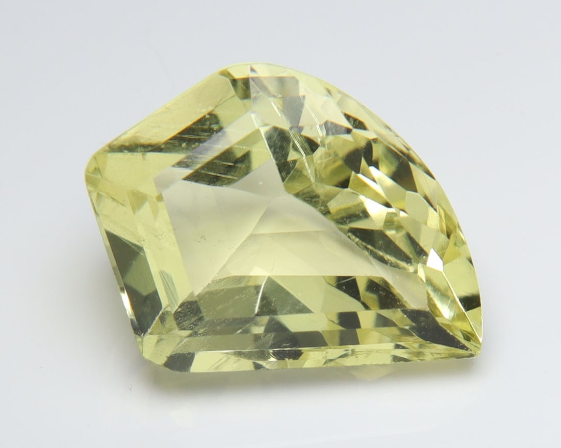 Lovely 4.60 Cts Natural Lemon Quartz: Gemstone : Natural Lemon Quartz Shape and cut : Fancy CutOrigin : AfricaWeight : 4.60 caratsMeasurements : 13.40x9.47x7.12 mm Color : YellowTransprancy : TransparentTreatment : HeatedClarity : VVS