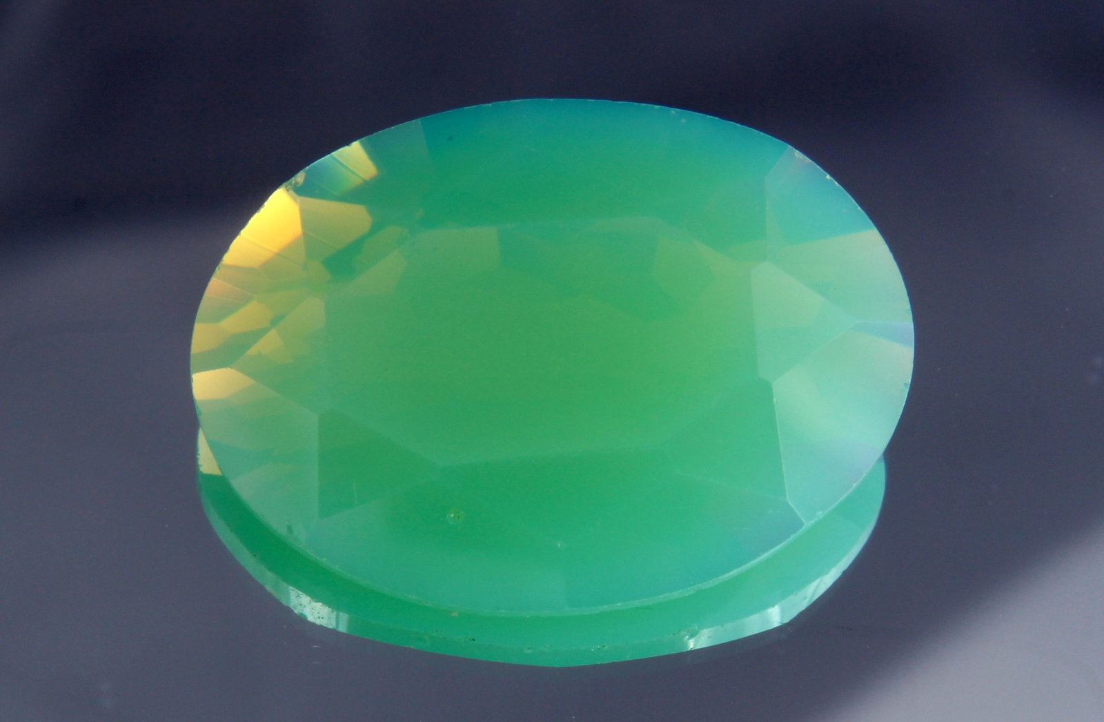 Gorgeous 18.31 cts Natural Green Chalcedony: Gemstone : Natural Green Chalcedony Origin : IndiaWeight : 18.31 caratsDimensions : 25x18 mmShape : Oval CutColor : GreenTreatment : Heated Transparency : Translucent