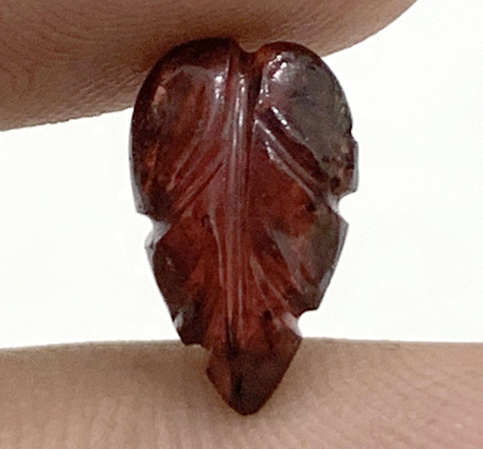 Fabulous 4.52 Cts Natural Almandine Carving Garnet: Gemstone : Natural Almandine GarnetShape and cut : Pear CarvingOrigin : AfricaWeight : 4.52 caratsMeasurements : 13x8 mmColor : RedTransprancy : TransparentTreatment : No TreatmentClarity : VVS