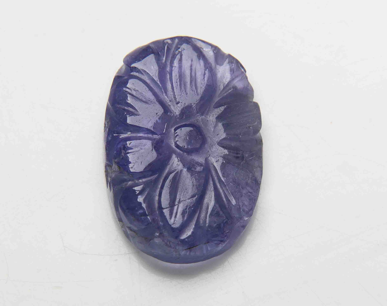 AAA 10.00 Cts Natural Carving Tanzanite: Gemstone : Natural Carving Tanzanite Origin: TanzaniaWeight : 10.00 caratsDimensions : 18.72x12.61x4.58 mmShape/Cut: Oval Carving Color : Violetish Blueish BlueTransparency: transparentTreatment: None